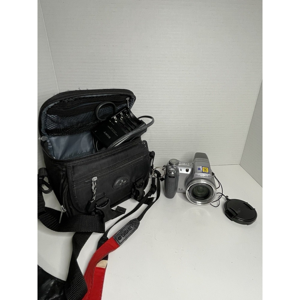 Sony Cyber-Shot DSC-H2 6 MP Digital Camera W/ Charger Case Silver Tested Read.